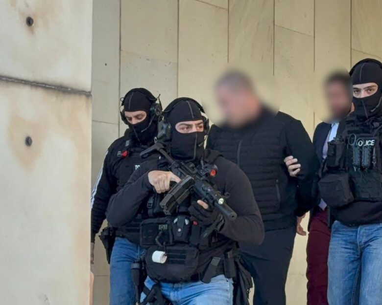 Φοινικούντα: Με δρακόντεια μέτρα ασφαλείας στην Ευελπίδων οι δύο συλληφθέντες για τη δολοφονία του ιδιοκτήτη του κάμπινγκ