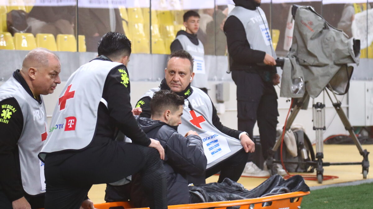 Ο Γκατσίνοβιτς αποχωρεί με φορείο μετά τον τραυματισμό του (ΜΑΡΚΟΣ ΧΟΥΖΟΥΡΗΣ