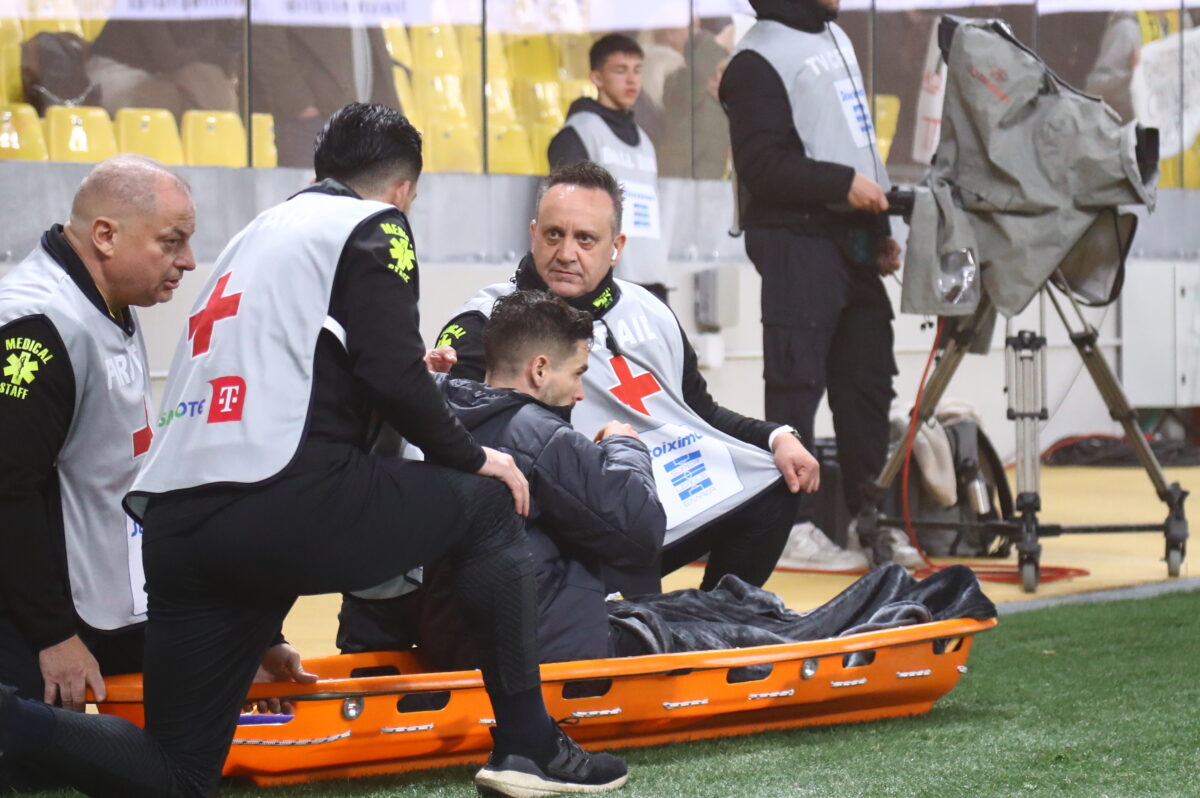 Ο Γκατσίνοβιτς αποχωρεί με φορείο μετά τον τραυματισμό του (ΜΑΡΚΟΣ ΧΟΥΖΟΥΡΗΣ