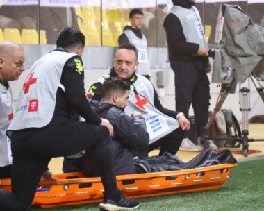 Ο Γκατσίνοβιτς αποχωρεί με φορείο μετά τον τραυματισμό του (ΜΑΡΚΟΣ ΧΟΥΖΟΥΡΗΣ