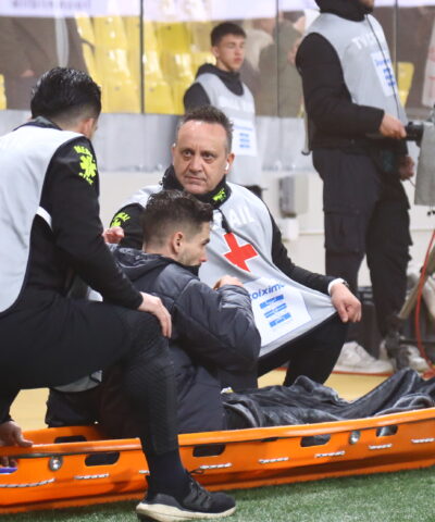 Ο Γκατσίνοβιτς αποχωρεί με φορείο μετά τον τραυματισμό του (ΜΑΡΚΟΣ ΧΟΥΖΟΥΡΗΣ