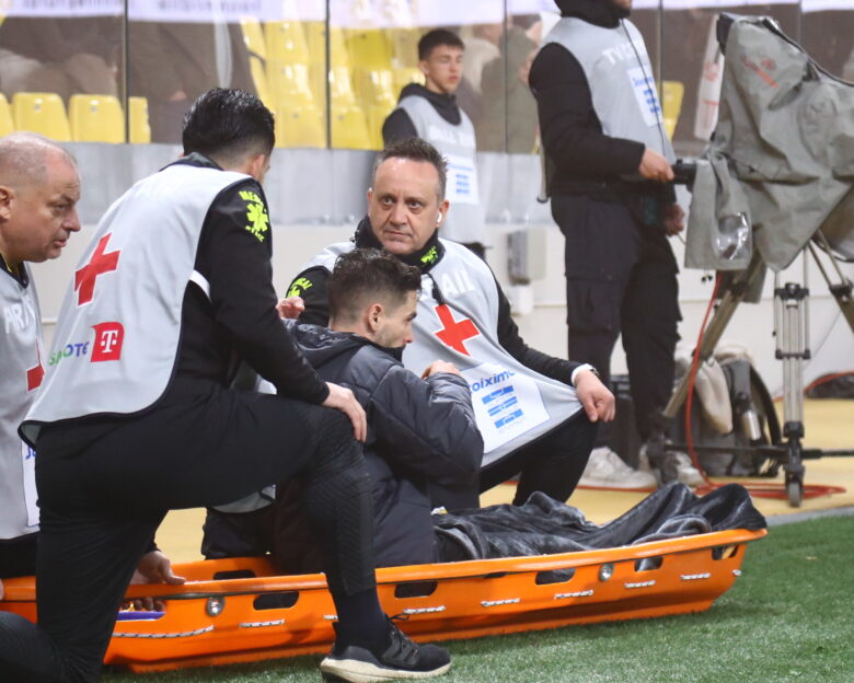 Ο Μιγιάτ Γκατσίνοβιτς αποχώρησε με φορείο μετά τον τραυματισμό του ΑΕΚ – Ατρόμητος