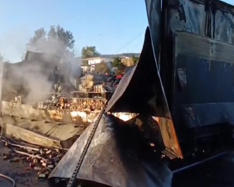 Διακοπή κυκλοφορίας στην Αθηνών – Λαμίας, στα διόδια Αφιδνών: Ξέσπασε φωτιά σε φορτηγό