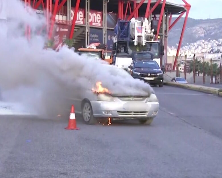 Πειραιάς: Αυτοκίνητο πήρε φωτιά στη μέση του δρόμου – Βγήκαν τελευταία στιγμή οι επιβάτες, δείτε βίντεο