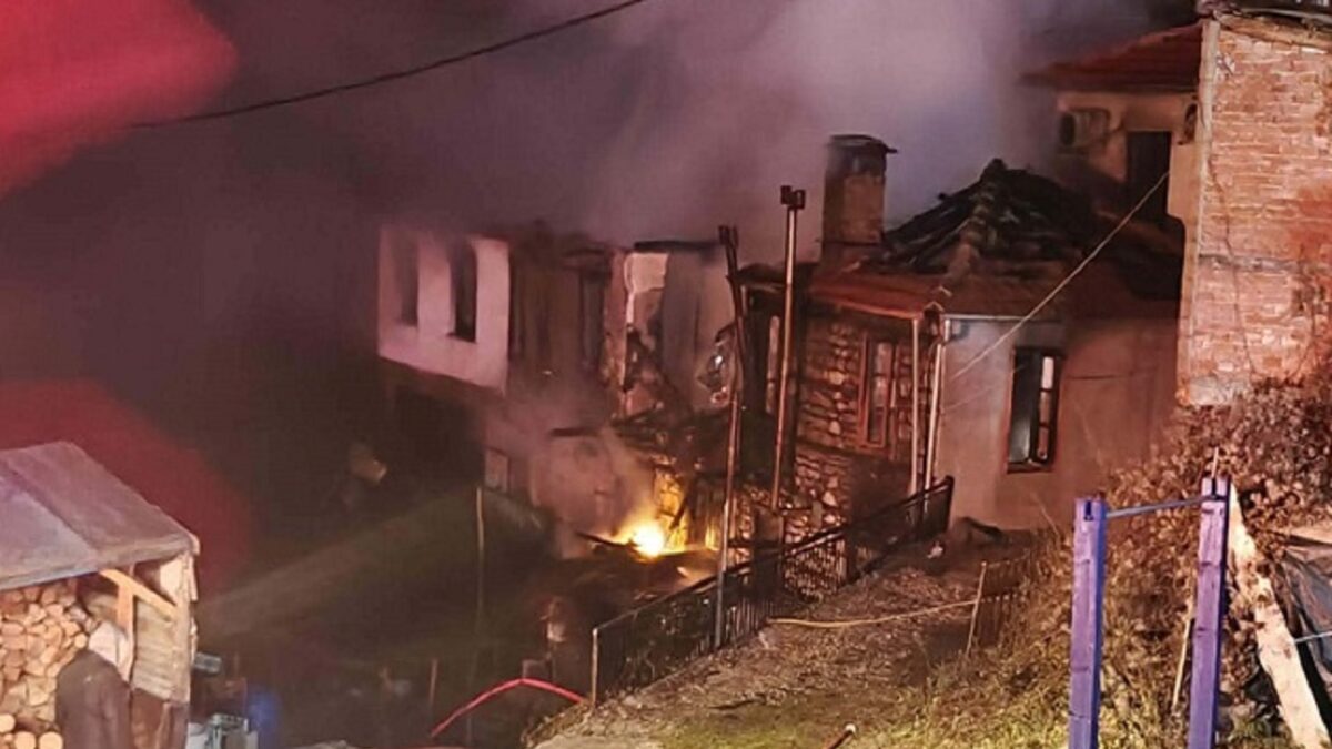 Ανήλιο Μετσόβου: Πυρκαγιά κατέστρεψε δύο κατοικίες – Σώθηκε ηλικιωμένη γυναίκα