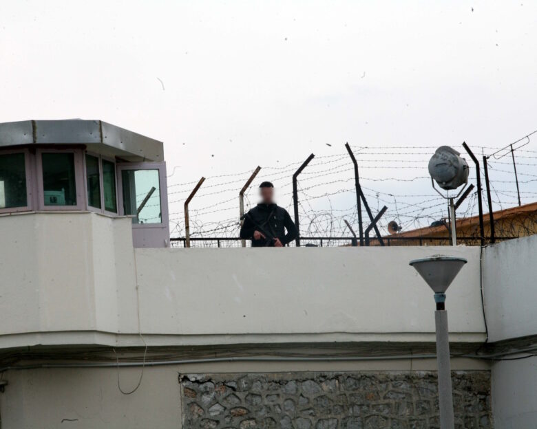 Έφοδος της αστυνομίας στις φυλακές Κορυδαλλού «αποκάλυψε» κινητά τηλέφωνα, καλώδια φόρτισης και θήκες ασύρματων ακουστικών