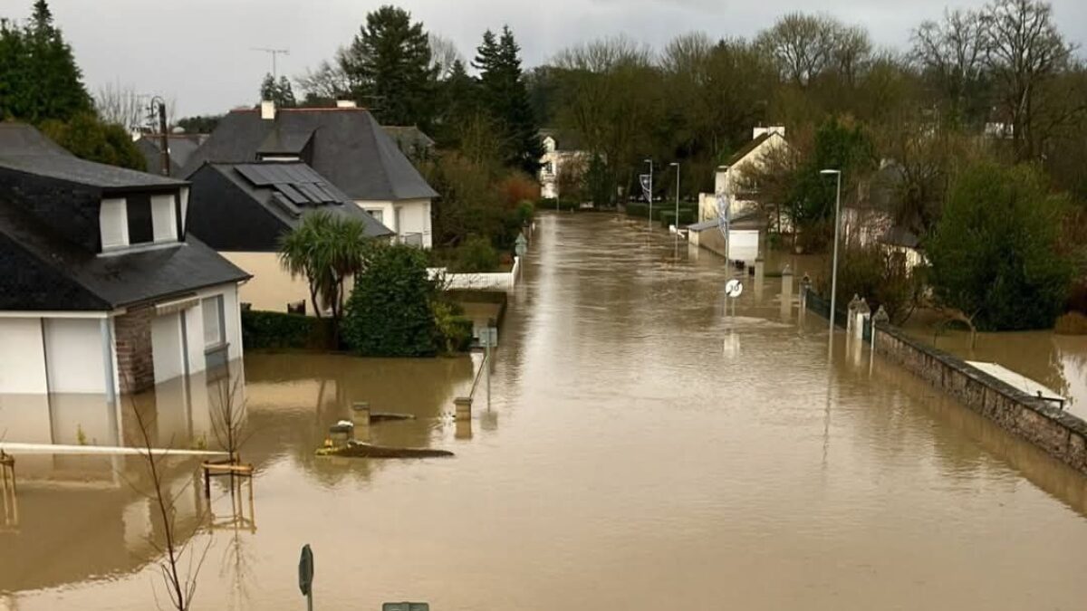Πλημμυρισμένος δρόμος
