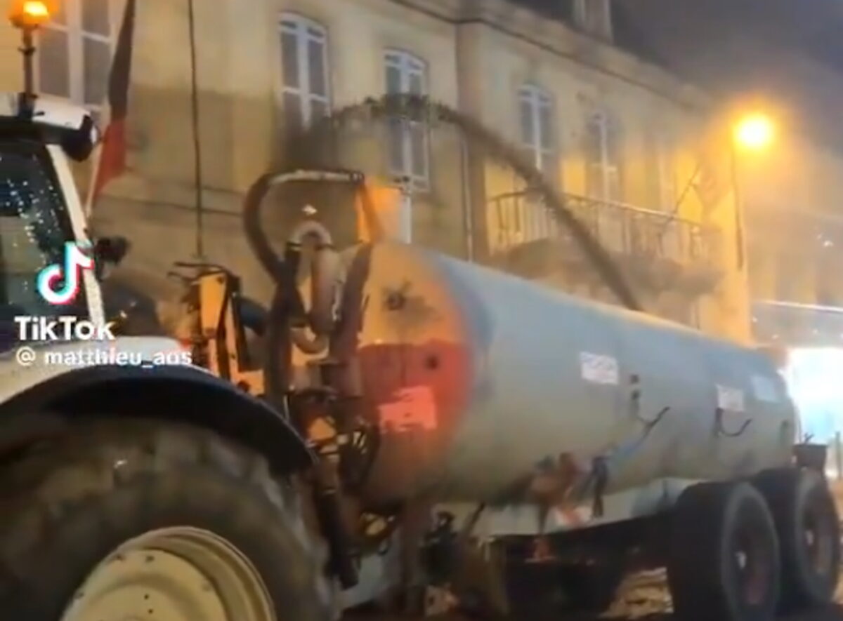 Γάλλοι αγρότες ψεκάζουν με κοπριά κτίρια