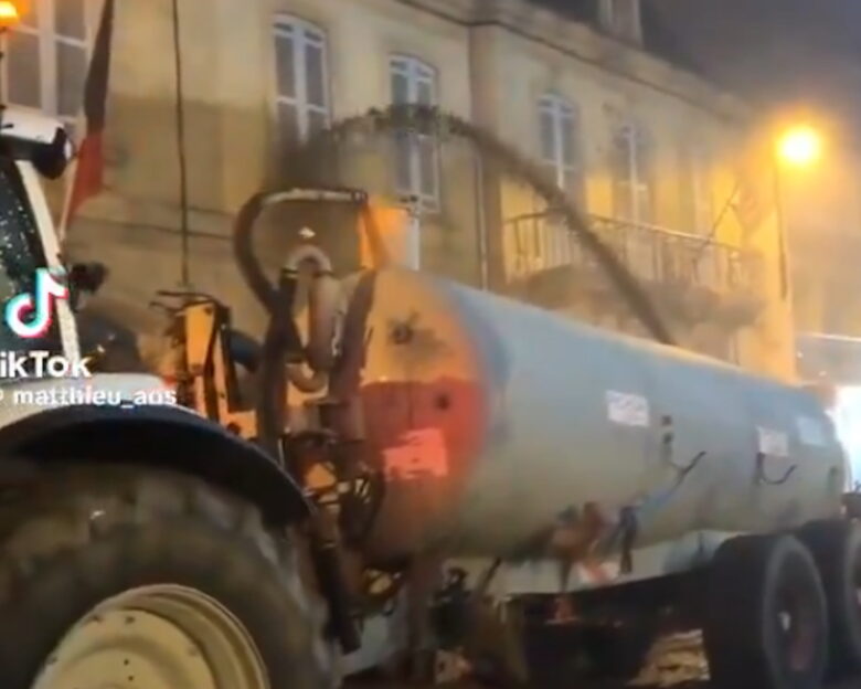 Γάλλοι αγρότες ψεκάζουν με κοπριά κτίρια