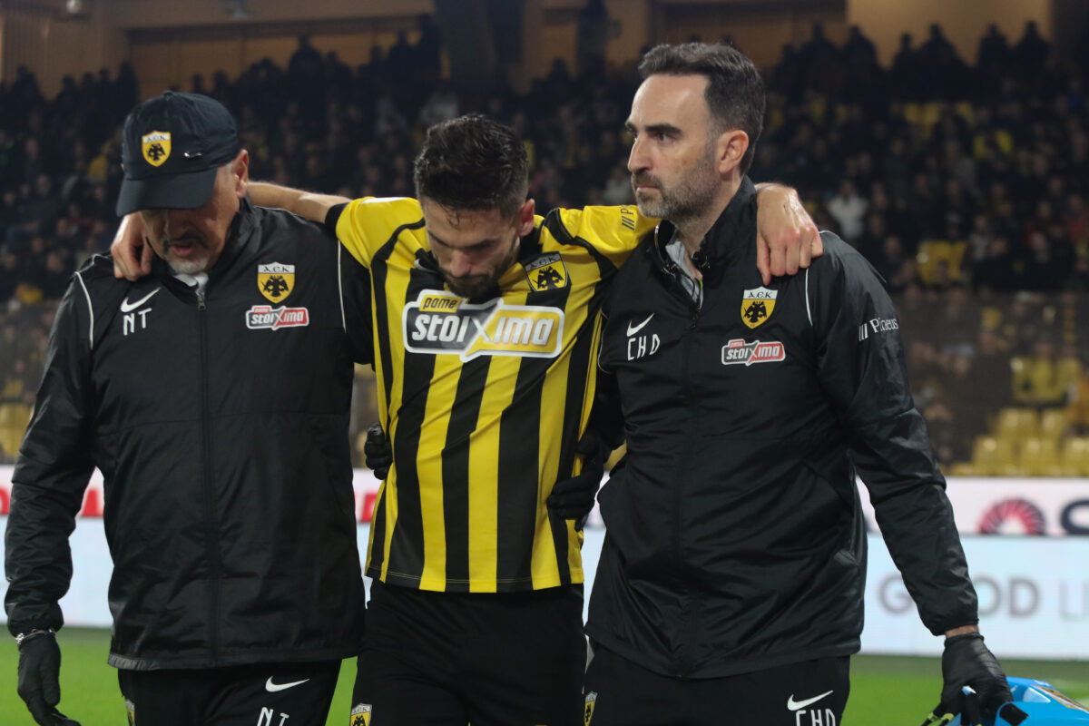 Ο Γκατσίνοβιτς μετά τον τραυματισμό του (ΧΡΗΣΤΟΣ ΜΠΟΝΗΣ