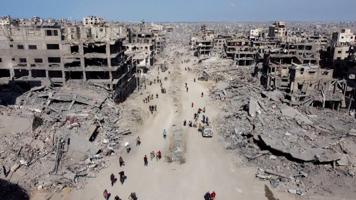 Εικόνα από drone δείχνει Παλαιστίνιους να περπατούν ανάμεσα στα ερείπια, μετά την αποχώρηση των ισραηλινών δυνάμεων από την περιοχή, εν μέσω εκεχειρίας μεταξύ του Ισραήλ και της Χαμάς στη Γάζα