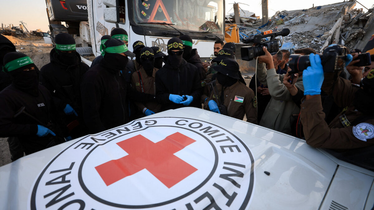 Μέλη της Χαμάς παραδίδουν το πτώμα ισραηλινού ομήρου στον Ερυθρό Σταυρό