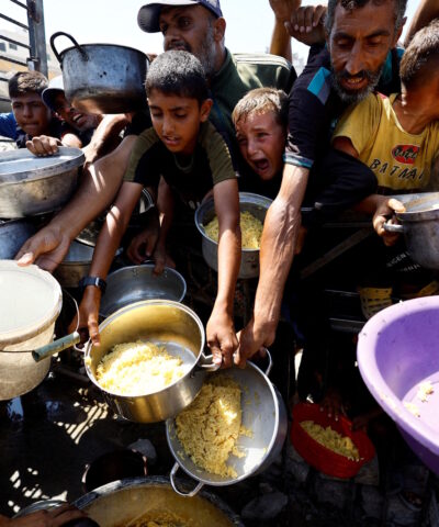 Παιδιά στη Γάζα ζητούν ένα πιάτο φαγητό σε συσσίτιο