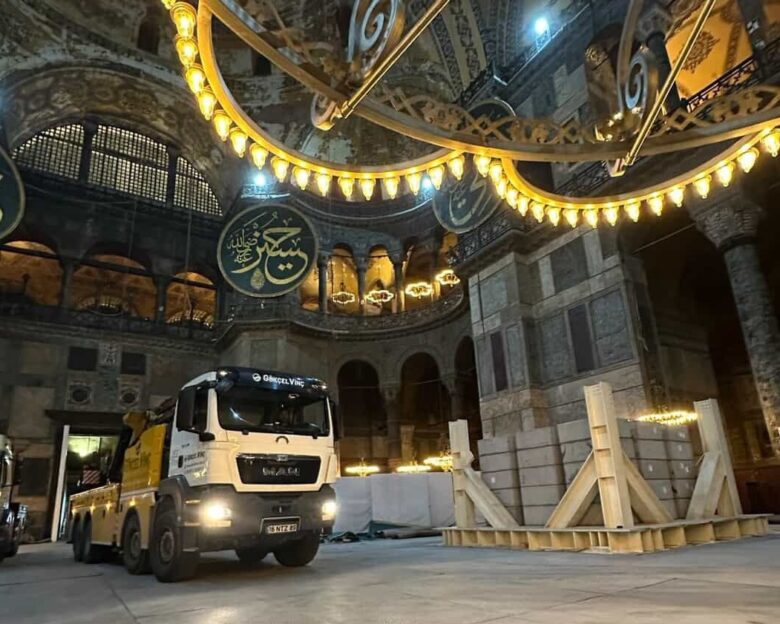 Αγία Σοφία: «Δεν κινδυνεύει το μνημείο από τους γερανούς», λέει το τουρκικό επιστημονικό συμβούλιο