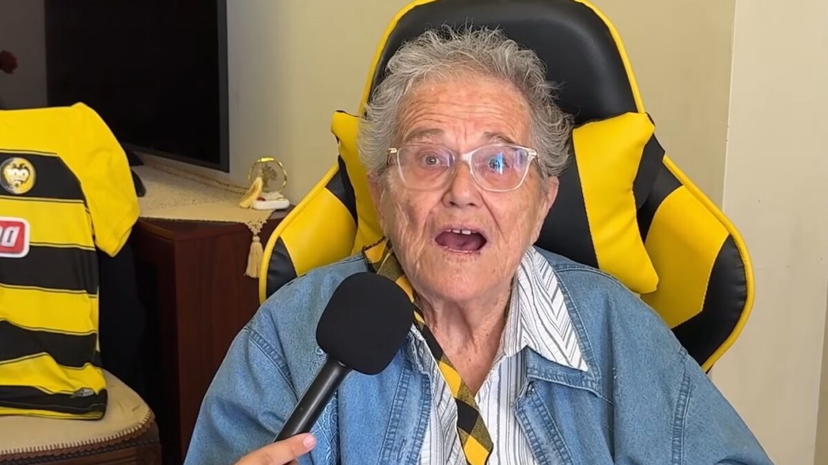 Η 83χρονη Σοφία Μπαρκάτσα έδειξε την αγάπη της για την ΑΕΚ