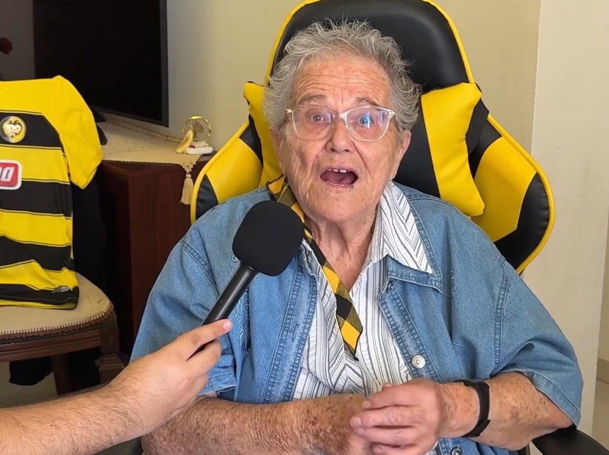 Η 83χρονη Σοφία Μπαρκάτσα έδειξε την αγάπη της για την ΑΕΚ