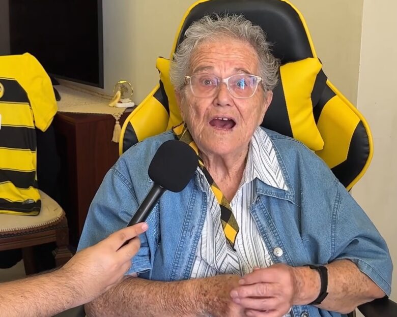 Η 83χρονη Σοφία Μπαρκάτσα έδειξε την αγάπη της για την ΑΕΚ