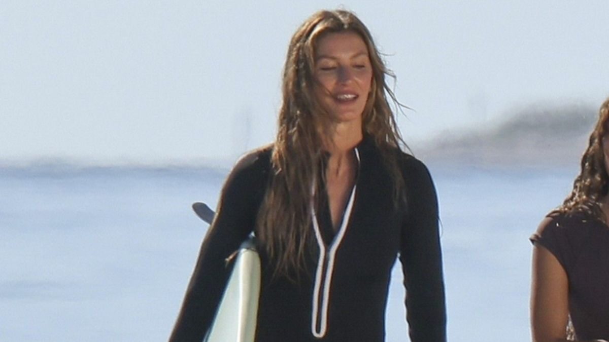 Η Ζιζέλ με ολόσωμο μαγιό και σανίδα του σερφ