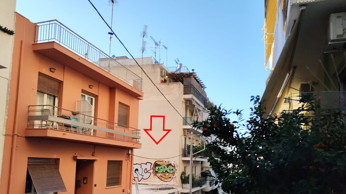 Ο ηλικιωμένος έκανε «βουτιά» από την ταράτσα με την πέργκολα και κατέληξε στη διπλανή ταράτσα όπου άφησε την τελευταία πνοή του