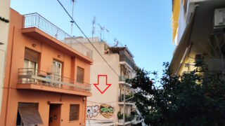 Ο ηλικιωμένος έκανε «βουτιά» από την ταράτσα με την πέργκολα και κατέληξε στη διπλανή ταράτσα όπου άφησε την τελευταία πνοή του