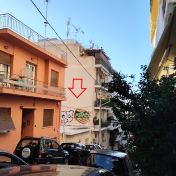 Ο ηλικιωμένος έκανε «βουτιά» από την ταράτσα με την πέργκολα και κατέληξε στη διπλανή ταράτσα όπου άφησε την τελευταία πνοή του