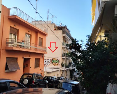 Ο ηλικιωμένος έκανε «βουτιά» από την ταράτσα με την πέργκολα και κατέληξε στη διπλανή ταράτσα όπου άφησε την τελευταία πνοή του