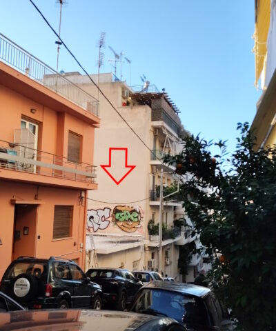 Ο ηλικιωμένος έκανε «βουτιά» από την ταράτσα με την πέργκολα και κατέληξε στη διπλανή ταράτσα όπου άφησε την τελευταία πνοή του