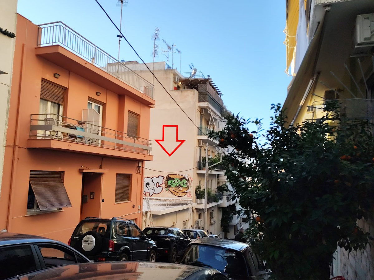 Ο ηλικιωμένος έκανε «βουτιά» από την ταράτσα με την πέργκολα και κατέληξε στη διπλανή ταράτσα όπου άφησε την τελευταία πνοή του