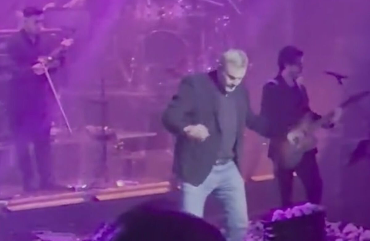 Ο Απόστολος Γκλέτσος ενώ χορεύει ζεϊμπέκικο στα μπουζούκια