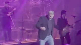 Ο Απόστολος Γκλέτσος ενώ χορεύει ζεϊμπέκικο στα μπουζούκια