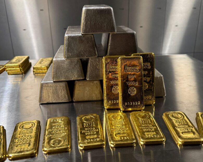 Μπάρες χρυσού και ασημιού