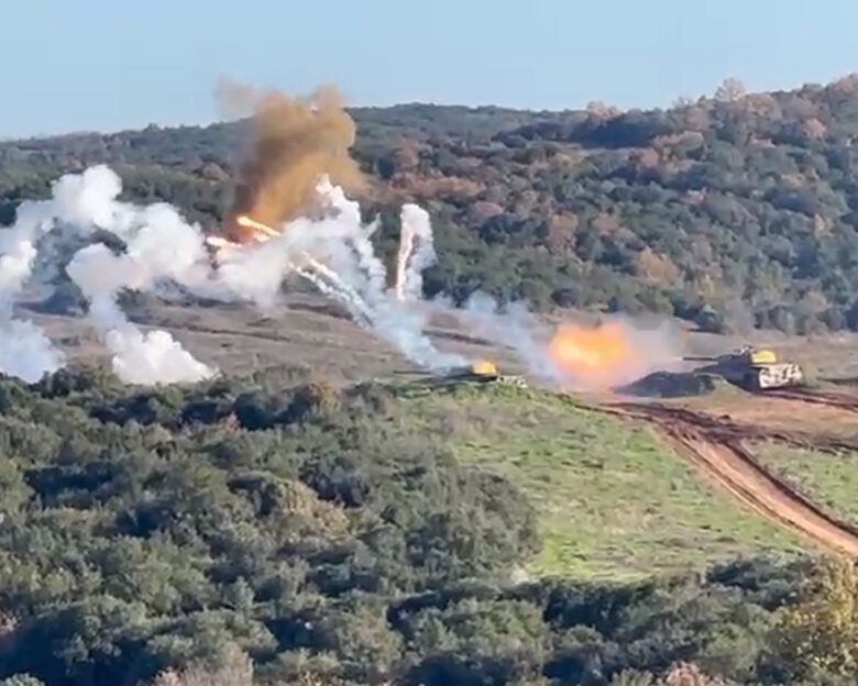 Ένοπλες Δυνάμεις: Εντυπωσιακά πλήγματα αρμάτων μάχης, ελικοπτέρων και αεροσκαφών στην στρατιωτική άσκηση «Golden Sword-25»