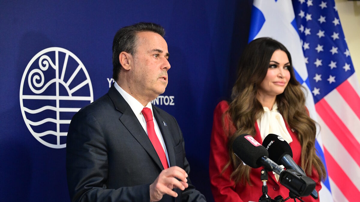 Ο υπουργός Περιβάλλοντος και Ενέργειας Σταύρος Παπασταύρου και η πρέσβης των ΗΠΑ στην Ελλάδα Κίμπερλι Γκιλφόιλ