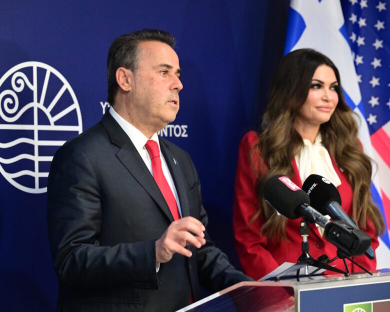 Ο υπουργός Περιβάλλοντος και Ενέργειας Σταύρος Παπασταύρου και η πρέσβης των ΗΠΑ στην Ελλάδα Κίμπερλι Γκιλφόιλ