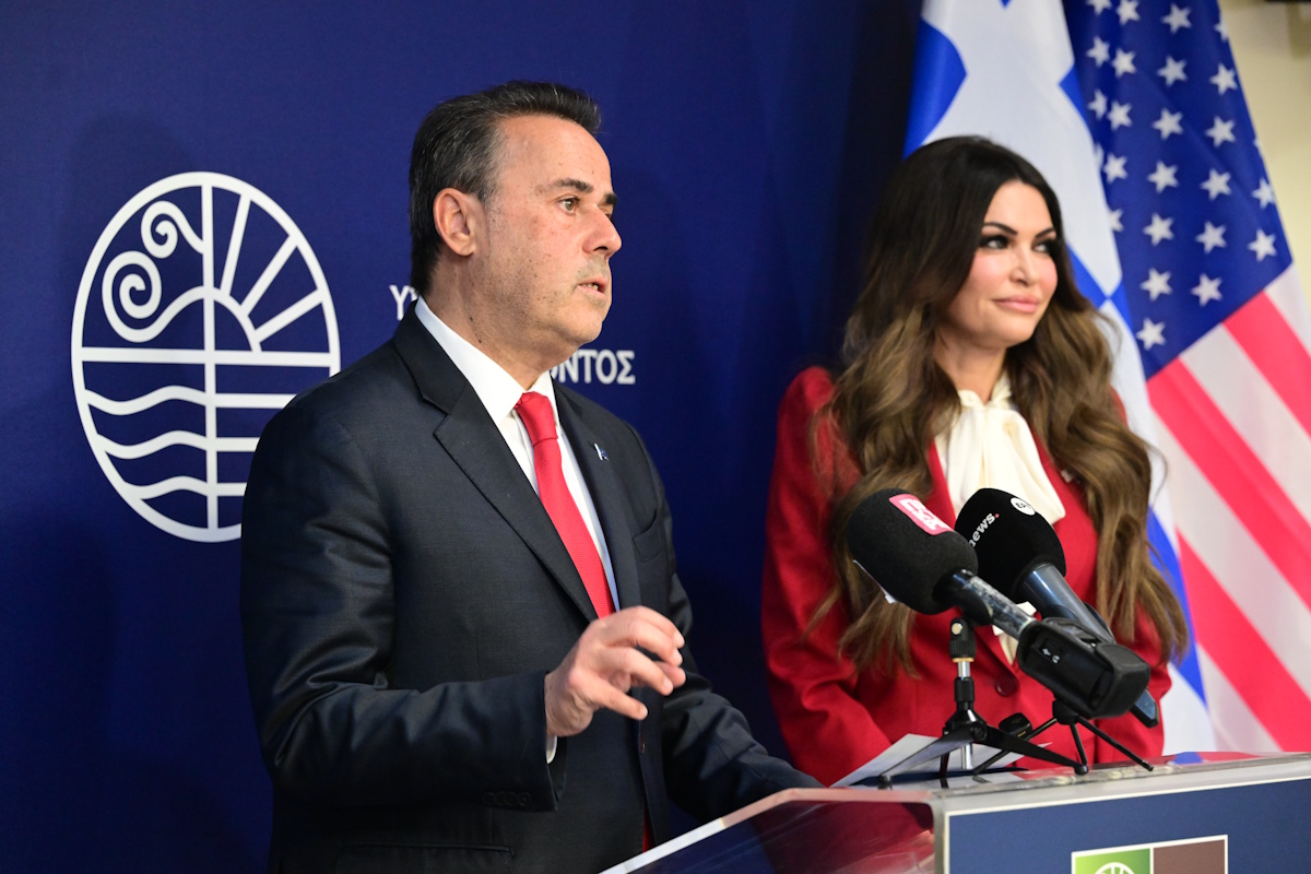 Ο υπουργός Περιβάλλοντος και Ενέργειας Σταύρος Παπασταύρου και η πρέσβης των ΗΠΑ στην Ελλάδα Κίμπερλι Γκιλφόιλ