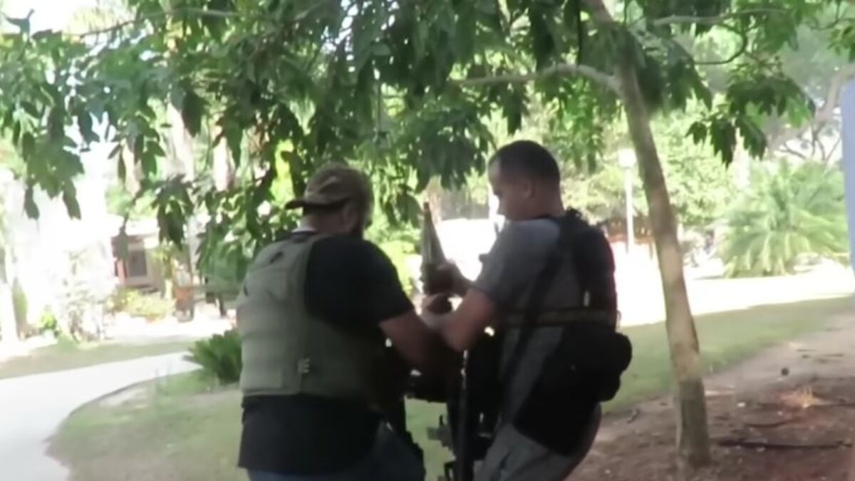 Άνδρες με όπλα