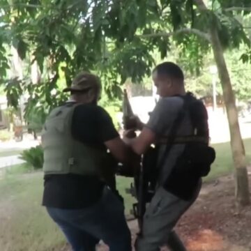 Άνδρες με όπλα