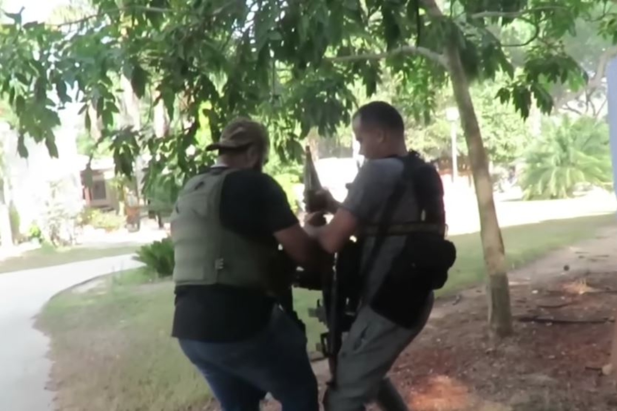 Άνδρες με όπλα