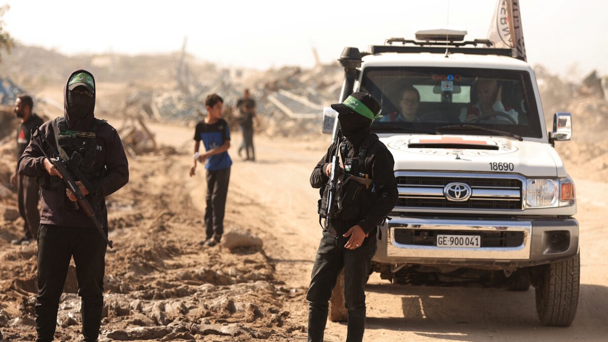 Μαχητές της Χαμάς με δυνάμεις του Ερυθρού Σταυρού