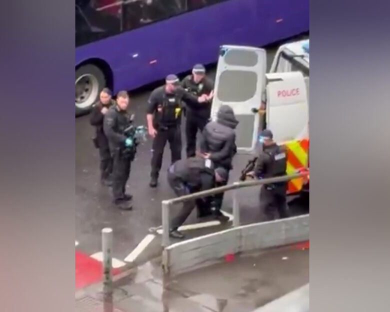 Συναγερμός στο αεροδρόμιο Χίθροου με ένοπλους αστυνομικούς: Μία σύλληψη, αναφορές για δακρυγόνα