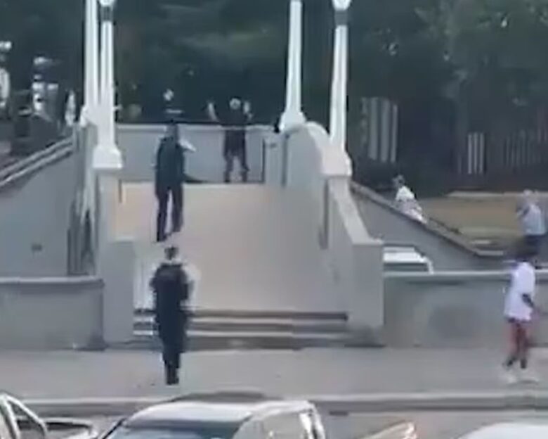 Ο άγνωστος ήρωας του Σίδνεϊ που αφόπλισε τον δεύτερο δράστη – Δέχθηκε πυρά και ξυλοκοπήθηκε επειδή τον πέρασαν για τρομοκράτη