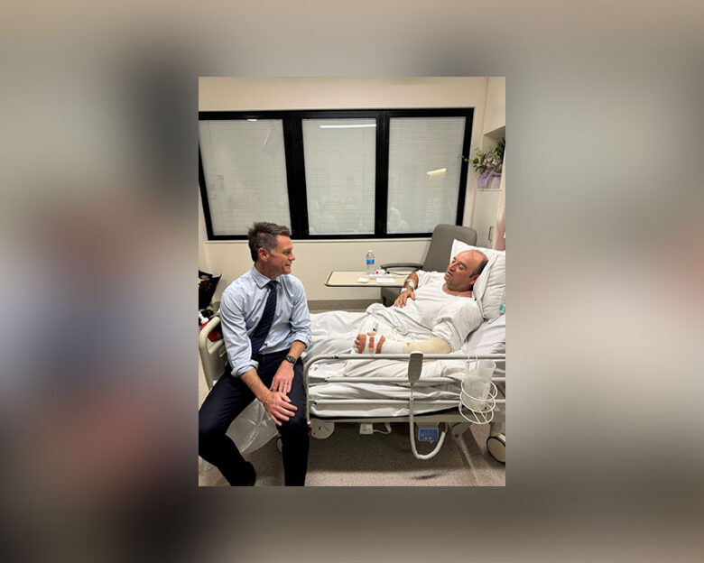 Σίδνεϊ: Σχεδόν 1 εκατ. δολάρια σε δωρεές για τον 43χρονο ήρωα της πολύνεκρης επίθεσης – Καρέ καρέ πώς κατάφερε να αφοπλίσει τον δράστη