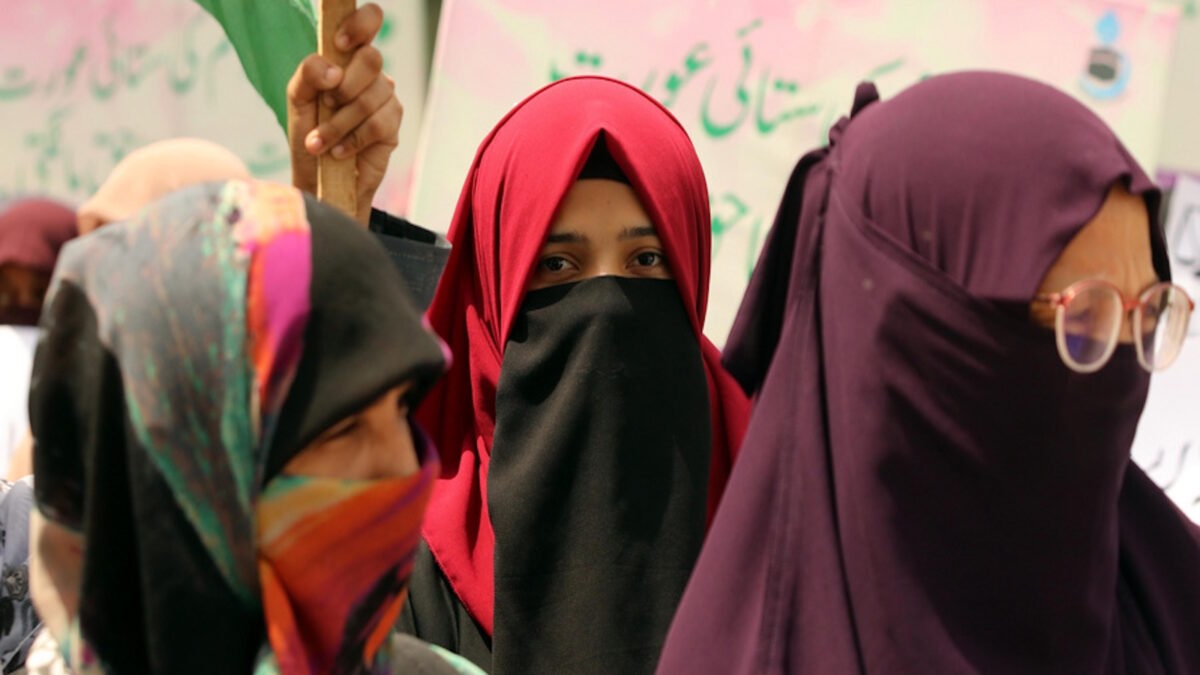 Κορίτσια που φοράνε μαντίλα