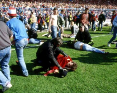 Κόσμος δίνει τις πρώτες βοήθειες στους φιλάθλους στο Χίλσμπορο όπου γράφτηκε η πιο μαύρη σελίδα στην ιστορία της Λίβερπουλ