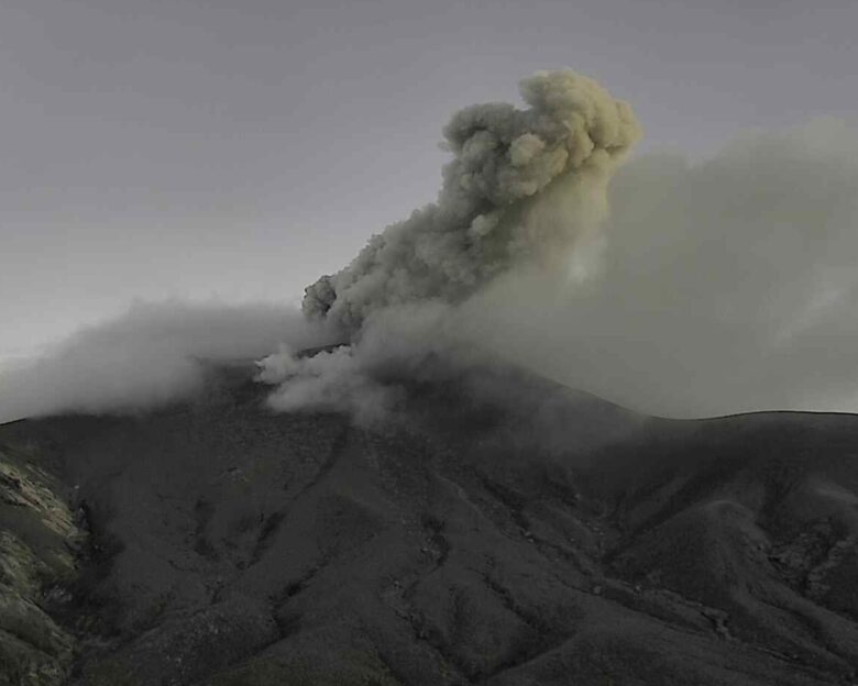 Κολομβία: Συναγερμός στην Κολομβία για το ηφαίστειο Πουρασέ που πνίγει με τέφρα χωριά