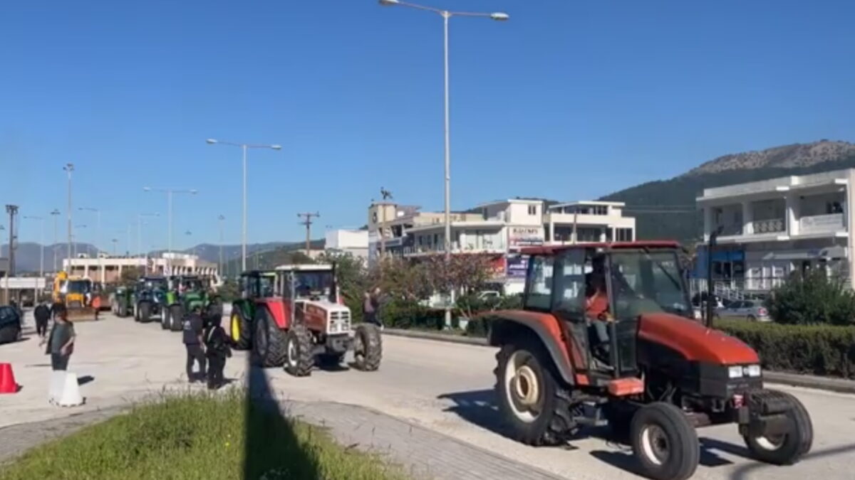 Τρακτέρ έξω από το λιμάνι της Ηγουμενίτσας