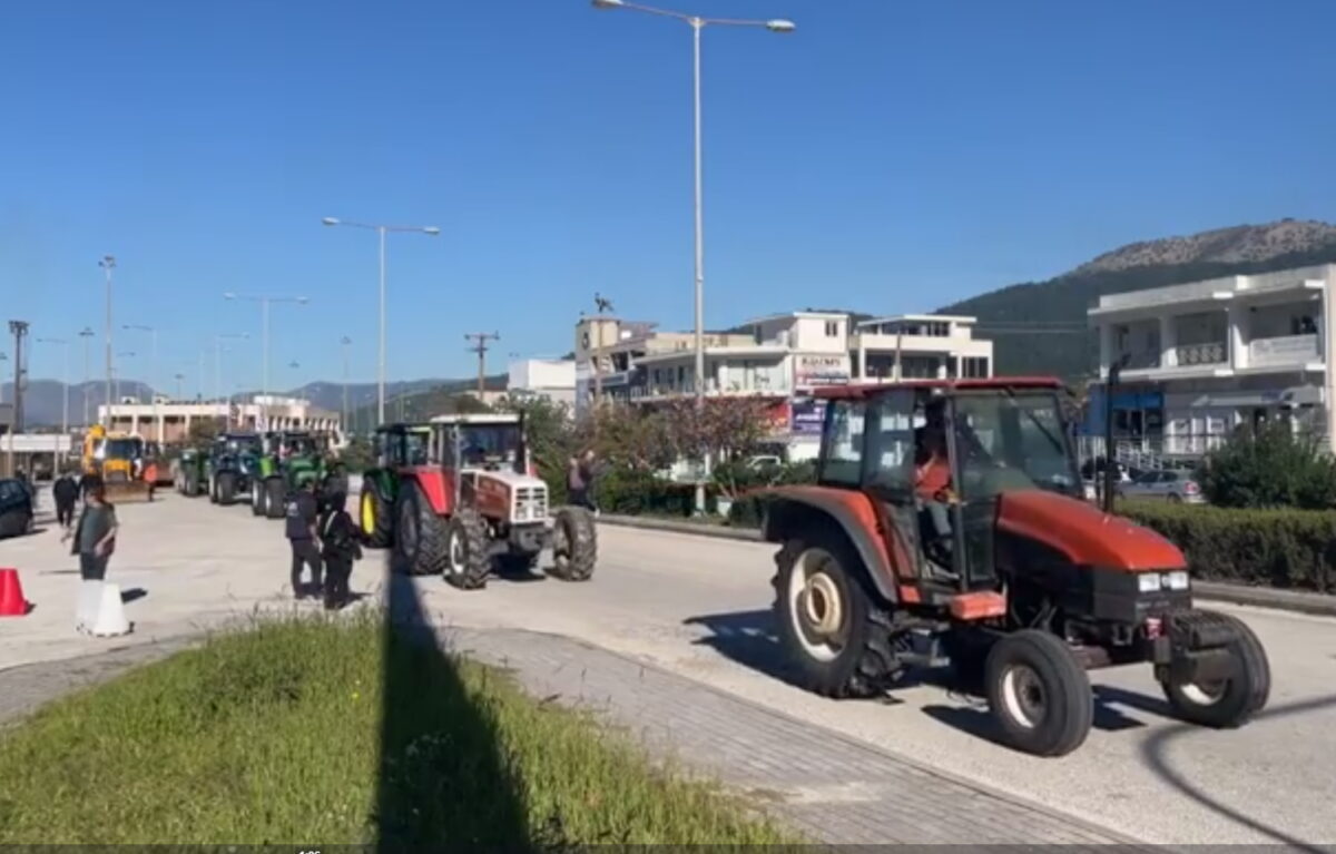 Τρακτέρ έξω από το λιμάνι της Ηγουμενίτσας