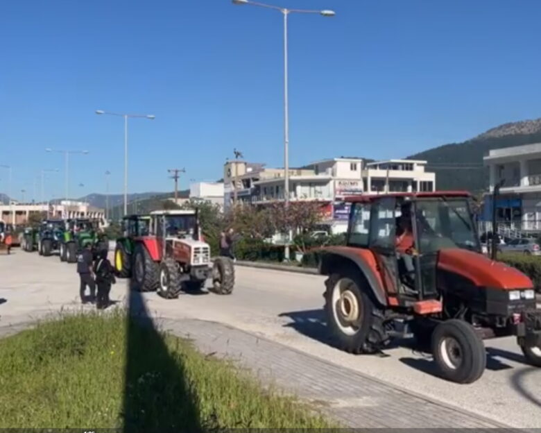 Στο λιμάνι της Ηγουμενίτσας έφτασαν οι αγρότες με τα τρακτέρ