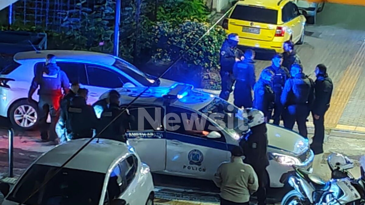Η στιγμή που βάζουν τον έναν από τους τέσσερις συλληφθέντες στο περιπολικό