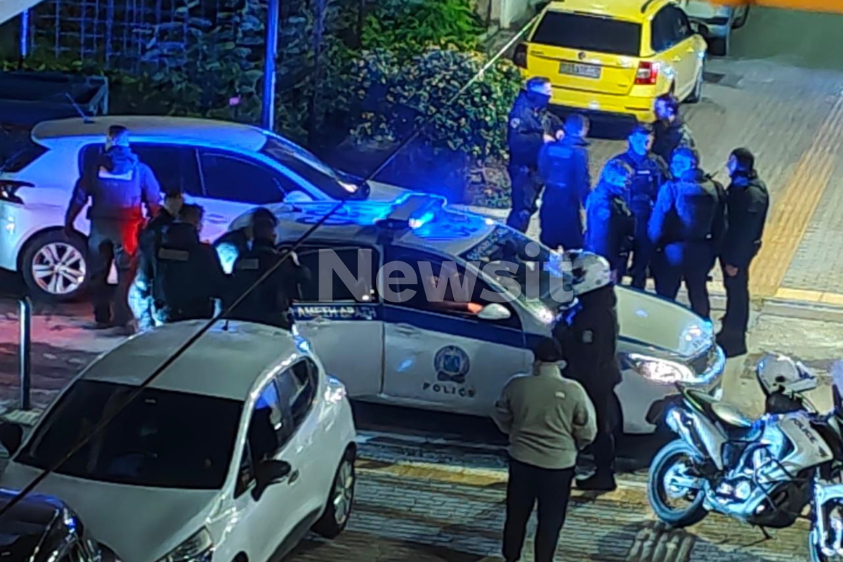 Η στιγμή που βάζουν τον έναν από τους τέσσερις συλληφθέντες στο περιπολικό